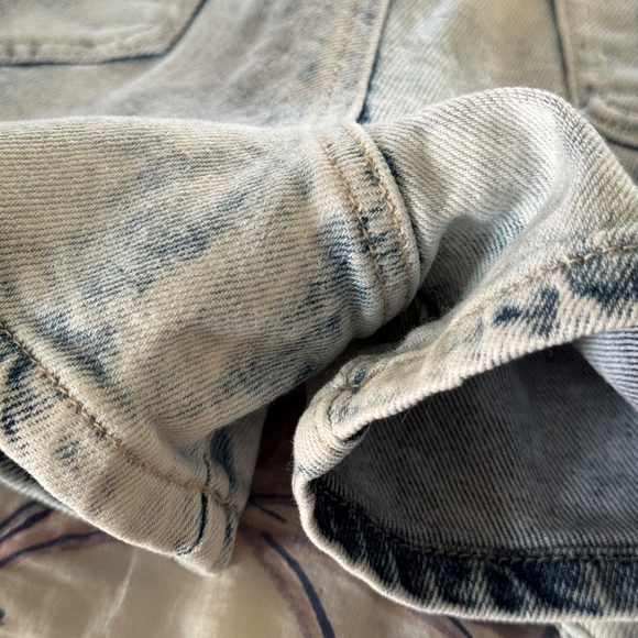 Super Cute GUESS Pleated Acid Wash Jean Shorts - Picture 5 of 9